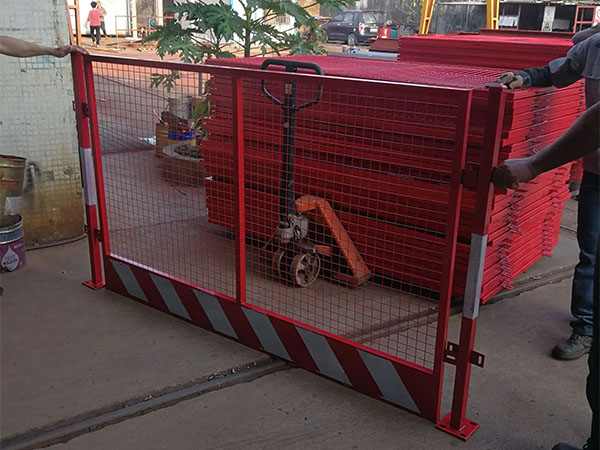 工地基坑護欄圖片2 工地基坑護欄圖片2