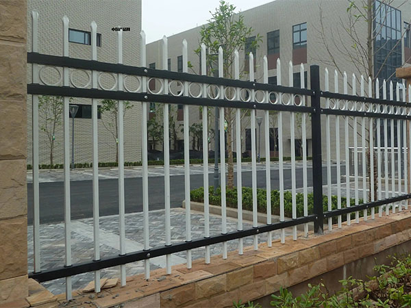 學(xué)校小區(qū)護(hù)欄(鋅鋼)圖片2 學(xué)校小區(qū)護(hù)欄(鋅鋼)圖片2